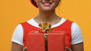 Mutlu Afro-Amerikan erkek kırmızı hediye tutarak ellerinde kutusunda, tatil tebrik