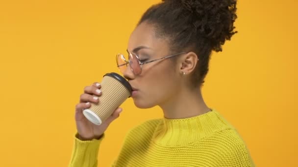 Стильная Молодая Женщина Пьет Кофе Бумажной Чашки Улыбающейся Камеры Сюрприз — стоковое видео