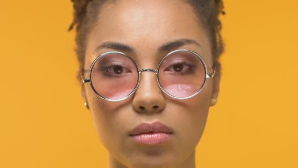 Unga Afrikanska Kvinna Lyfter Glasögon Tittar Chockat Kamera Dermatologi — Stockvideo