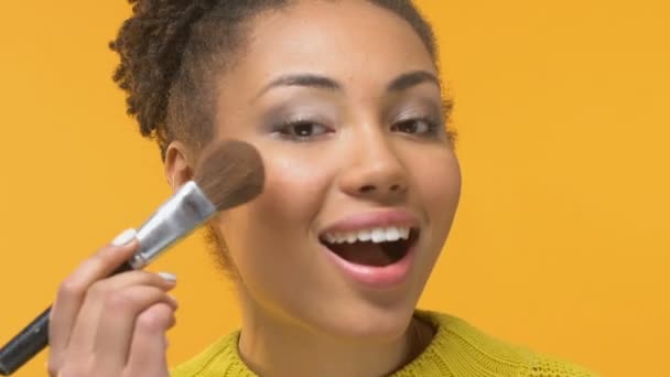 Lächelnde Afrikanerin Die Mit Make Pinsel Rouge Aufträgt Beauty Trends — Stockvideo