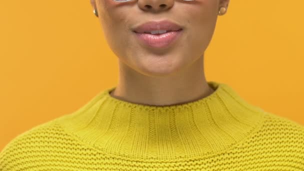 Mulher Bonita Enviando Beijo Câmera Sorrindo Dentes Brancos Perfeição — Vídeo de Stock