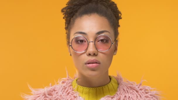 Mujer Bastante Africana Gafas Con Estilo Mirando Sorprendido Expresión Sorpresa — Vídeos de Stock