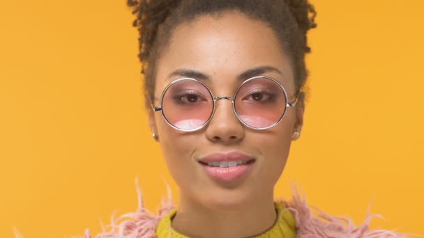 Jovencita Glamurosa Gafas Color Rosa Guiñando Ojo Enviando Beso Aire — Vídeos de Stock