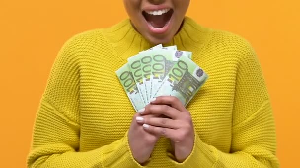 Mujer Afroamericana Feliz Mostrando Billetes Euro Éxito Financiero Inversión — Vídeo de stock