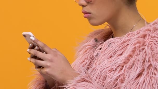 Glamour Chic Femminile Digitando Messaggio Smartphone Guardando Infastidito Nella Fotocamera — Video Stock