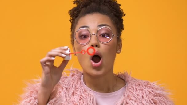Hravý Ženský Teenager Foukání Mýdlové Bubliny Žlutém Pozadí Mládež Strana — Stock video