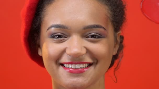 Mutlu Kadın Genç Kalp Şeker Açık Göz Tutan Şık Kırmızı — Stok video