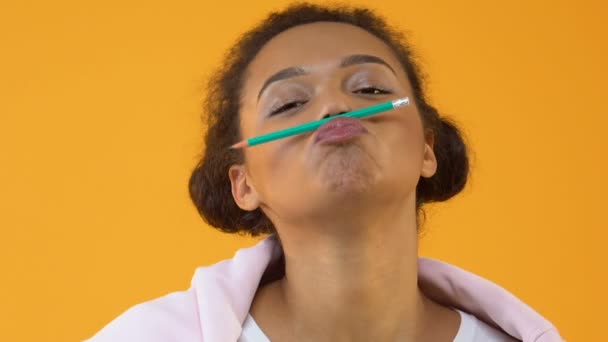 Positiver Afrikanischer Teenager Mit Bleistift Zwischen Nase Und Lippen Schnurrbart — Stockvideo