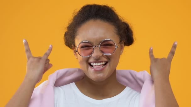 Moderne Junge Frau Mit Rock Roll Zeichen Cooler Geste Jugendlicher — Stockvideo
