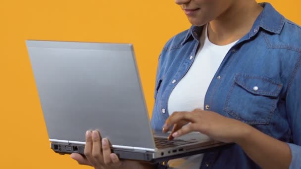 Vrouwelijke Freelancer Typen Laptop Toetsenbord Gele Achtergrond Blogger Post — Stockvideo