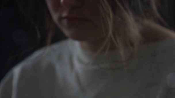 Problem Kobiet Nastolatek Wdychanie Gorzki Dymu Papierosa Okres Młodzieży — Wideo stockowe