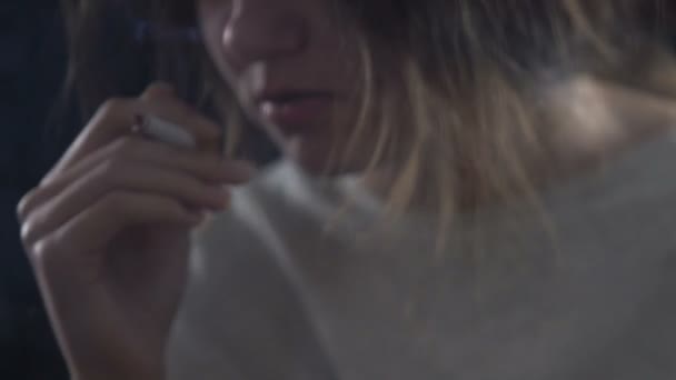 Κατάθλιψη Αναμαλλιασμένος Γυναίκα Κάπνισμα Τσιγάρων Και Κλάμα Εθισμού Ουσίας — Αρχείο Βίντεο