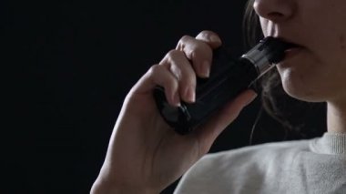 Kalın beyaz duman exhaling kadın vaping elektronik sigara, vücuda zarar
