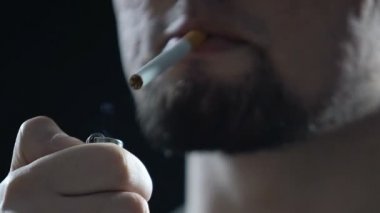 Sakallı adam yıldırım sigara, acı duman, kötü alışkanlıklar, bağımlılığı teneffüs edilmesi