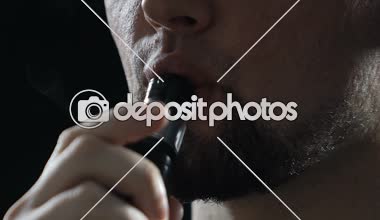 E-sigara üfleme halkalar kalın duman, closeup vaping zevk bağımlısı adam