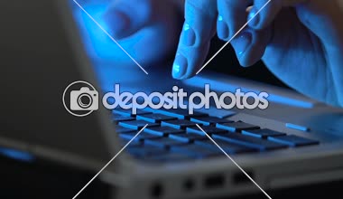 Kadın laptop, dinlenme ve ilham kaynağı çalışmaları sırasında Sigara İçilmeyen