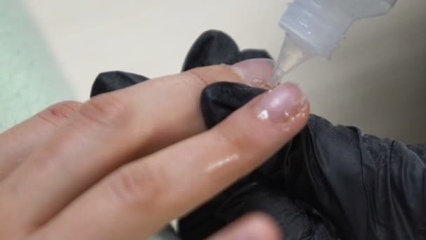 Trabalhador Salão Beleza Aplicando Removedor Cutícula Dedos Femininos Manicure — Vídeo de Stock