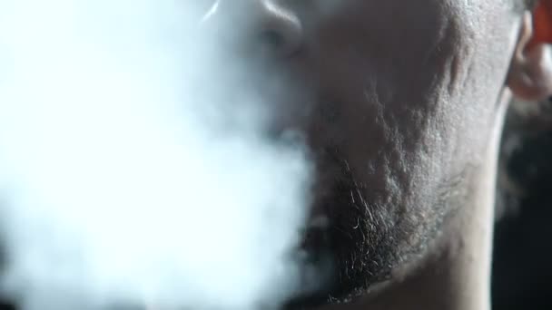 Muž Výdechem Hustý Bílý Kouř Kůže Obličeje Problém Poškození Vaping — Stock video