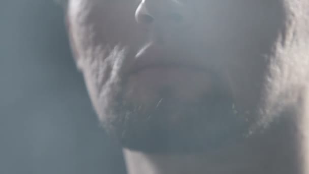 男子佩戴呼吸器 以保护上呼吸道免受腐蚀性气体 被动吸烟 — 图库视频影像