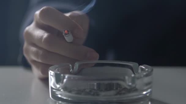 緊張女性の喫煙 クローズ アップ手 中毒で灰タバコ — ストック動画