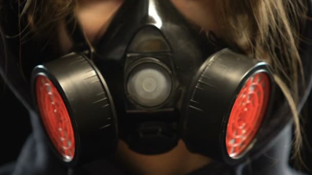Solunum Cihazı Gaz Çıkış Biyolojik Silah Kadının Yüzünde Yanıp Sönen — Stok video
