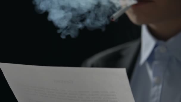 Людина Нервово Курить Читаючи Умови Контракту Гангстерське Шахрайство Крупним Планом — стокове відео