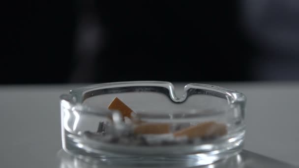 Personne Nerveuse Clignotant Cigarette Dans Plein Cendrier Mégot Cigarette Addiction — Video