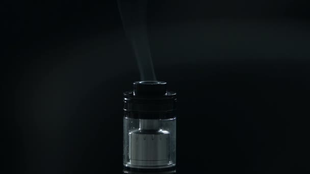 从电子烟 现代设备中慢慢升起的轻烟 — 图库视频影像