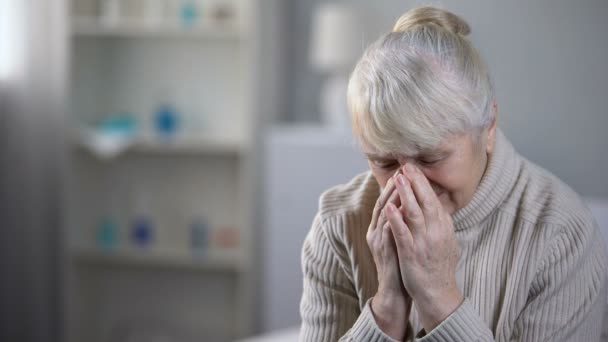 特別養護老人ホームに一人で座っていると深く 孤独を泣いている動揺のシニア女性 — ストック動画