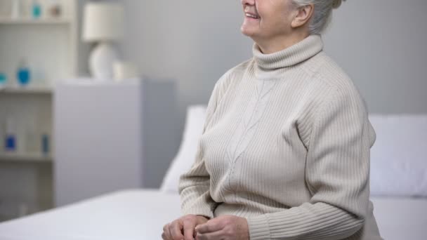 Trabajadora Médica Sirviendo Cena Una Paciente Anciana Cuidando Abuela — Vídeo de stock