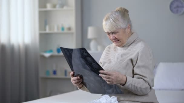 Anciana Deprimida Mirando Rayos Del Cerebro Llorando Enfermedad Incurable Salud — Vídeos de Stock