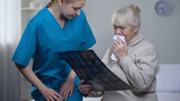 Medisch Werker Uit Leggen Van Oude Vrouw Ray Onderzoeksresultaten Diagnose — Stockvideo