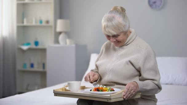 Uśmiechający Się Stara Kobieta Jedzenie Kolacja Domu Opieki Zabezpieczenia Społecznego — Wideo stockowe