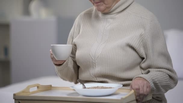 Weinende Alte Frau Trinkt Tee Pflegeheim Einsamkeit Alter — Stockvideo