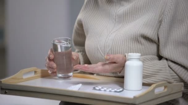 Vieja Con Las Manos Temblorosas Derramando Agua Enfermera Enojada Limpieza — Vídeos de Stock