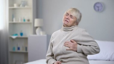 Tıbbi işçi hapları yaşlı bayan kalp ağrısı, tedavi acı veren