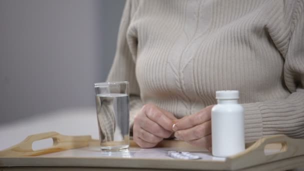 Weinende Alte Frau Die Tabletten Nimmt Unheilbarer Krankheit Leidet Krankenhaus — Stockvideo