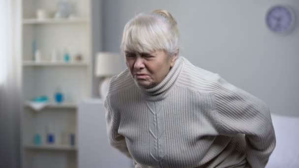 Orvosi Munkavállaló Vesz Törődik Öreg Hölgy Érzés Derékfájás Egészségügyi — Stock videók
