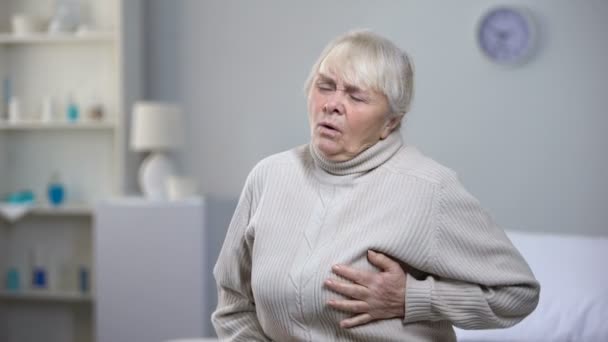 Empleado Hogar Ancianos Cuidando Anciana Sintiendo Dolor Corazón Atención Médica — Vídeo de stock