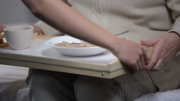 Enfermeira Servindo Jantar Para Paciente Velho Mulher Idosa Recusando Comer — Vídeo de Stock