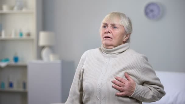 Enfermera Dando Pastillas Mujer Anciana Sintiendo Dolor Corazón Después Reír — Vídeo de stock