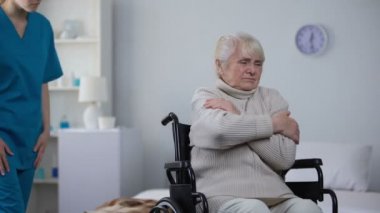 Soğuktan titreyerek battaniye özürlü yaşlı kadın ile kapsayan tür Hemşire