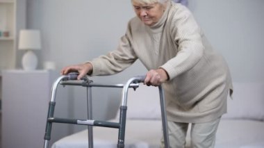 Çerçeve, tıbbi ekipman travmadan sonra hastane kullanarak yürüme ile yaşlı kadın