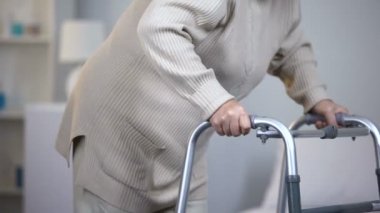 Yaşlı bayan yürüyüş çerçeve, eklem travma sonrası rehabilitasyon kullanarak yakın çekim