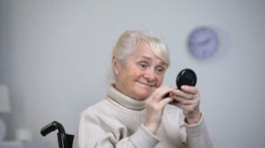 Gülümseyen kadın cilt toz, güzellik makyaj hileler Yaşlılıkta uygulama devre dışı