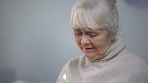 Llorando Anciana Soplando Vela Pastel Cumpleaños Soledad Vejez — Vídeo de stock