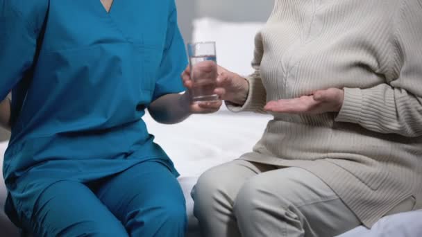 Krankenschwester Gibt Alte Frau Medizinische Tabletten Und Lutscher Und Kümmert — Stockvideo