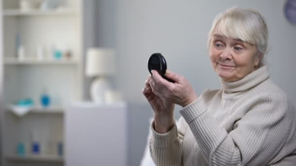 Elegante Anciana Que Aplica Polvo Piel Rechaza Las Píldoras Médicas — Vídeos de Stock