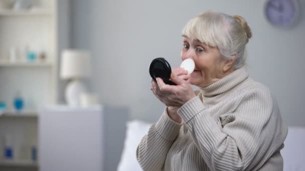 Красивая Пожилая Женщина Применяет Порошок Кожи Неохотно Принимает Медицинские Таблетки — стоковое видео