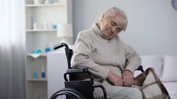 Stara Kobieta Wheelchaired Spanie Centrum Rehabilitacji Drzemce Zdrowie — Wideo stockowe